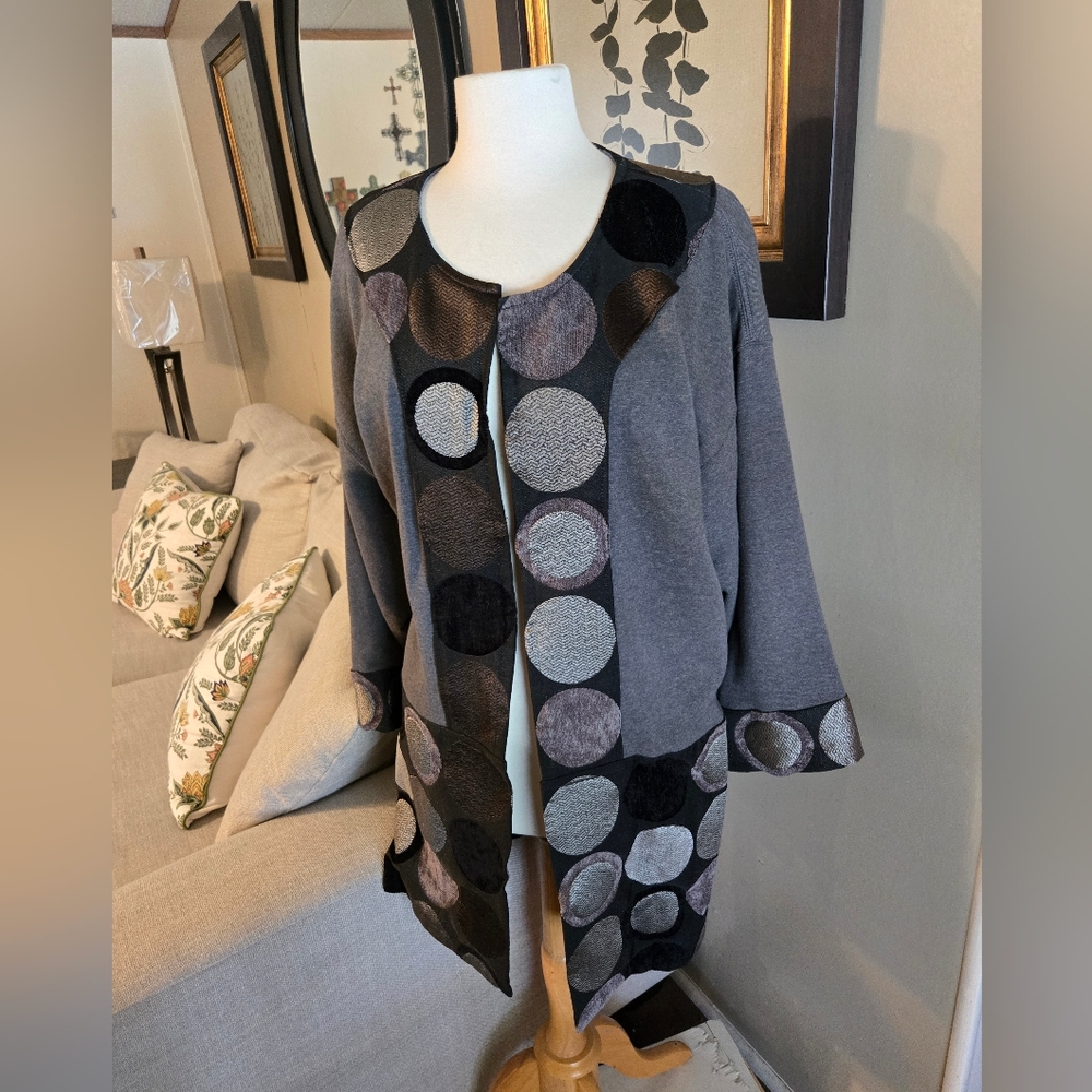 Handmade By Yaya Gray Circle Pattern Sweater